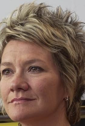 actor Élise Guilbault large photo