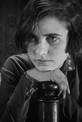 actor Annie Schreyer large photo