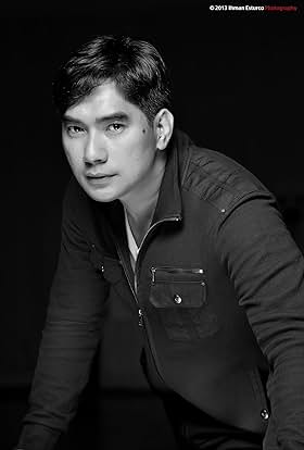 actor Ihman Esturco large photo