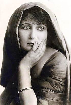 actor Gretchen Lederer large photo