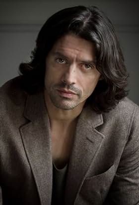 actor Gonçalo Waddington large photo