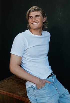 actor Isaac Davies large photo