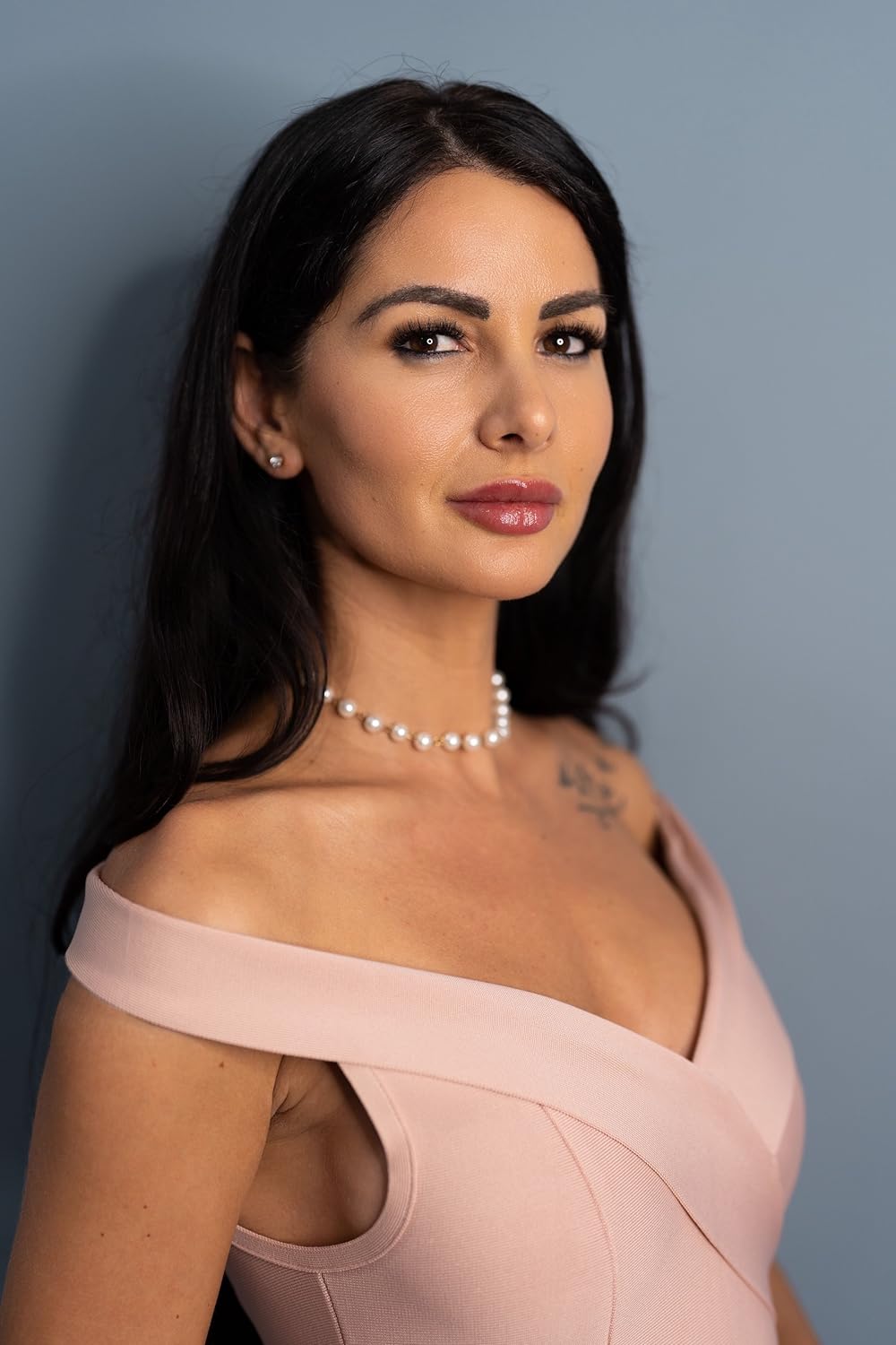 actor Victoria U Bell large photo