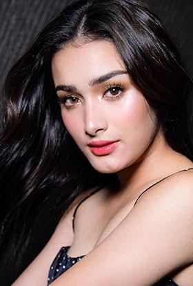 actor Hailey Mendes large photo