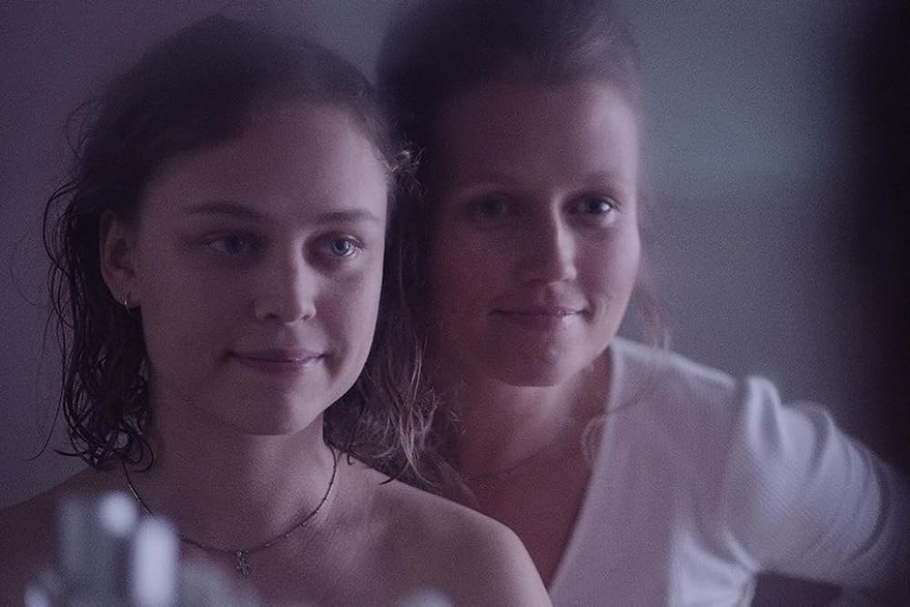 actor Dasha Tvoronovich large photo