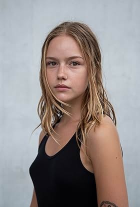 actor Amélie Hoeferle large photo