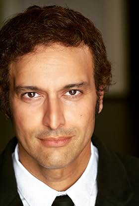 actor Ari Dev large photo