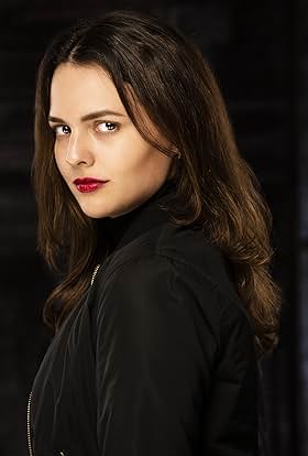 actor Caitlín McMaster large photo