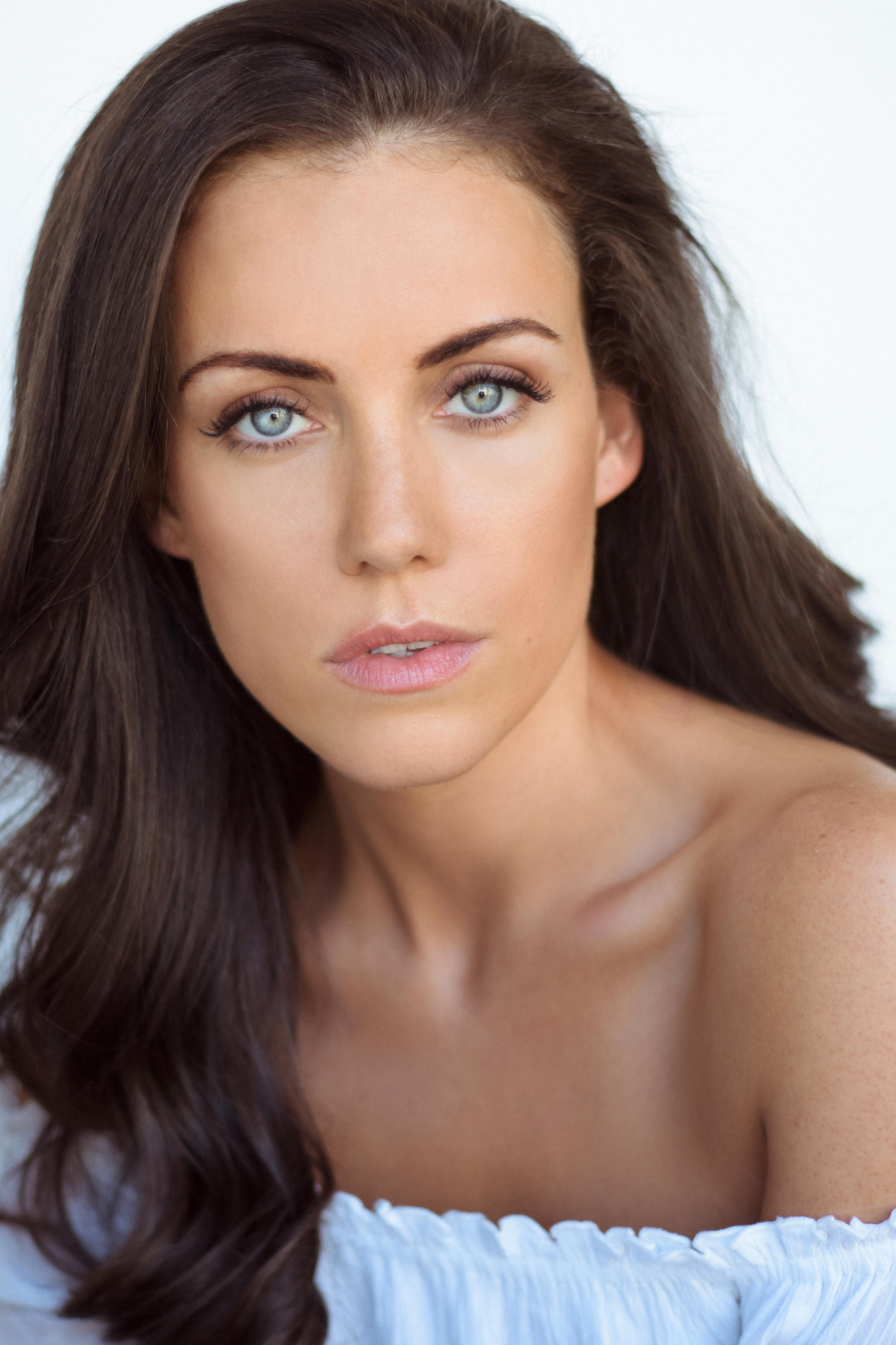 actor Laura Mitchell large photo