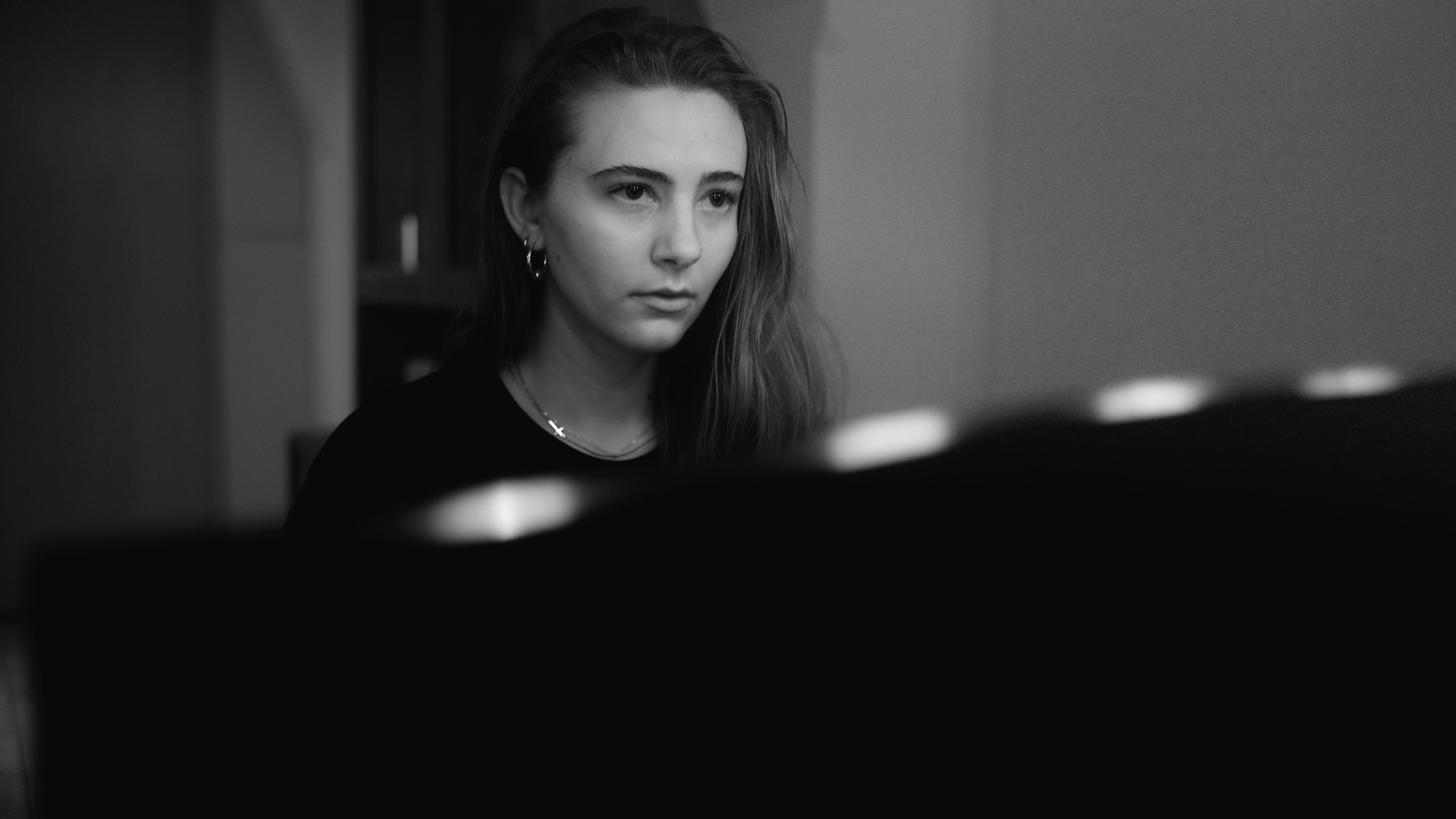 actor Grace Fouracre large photo