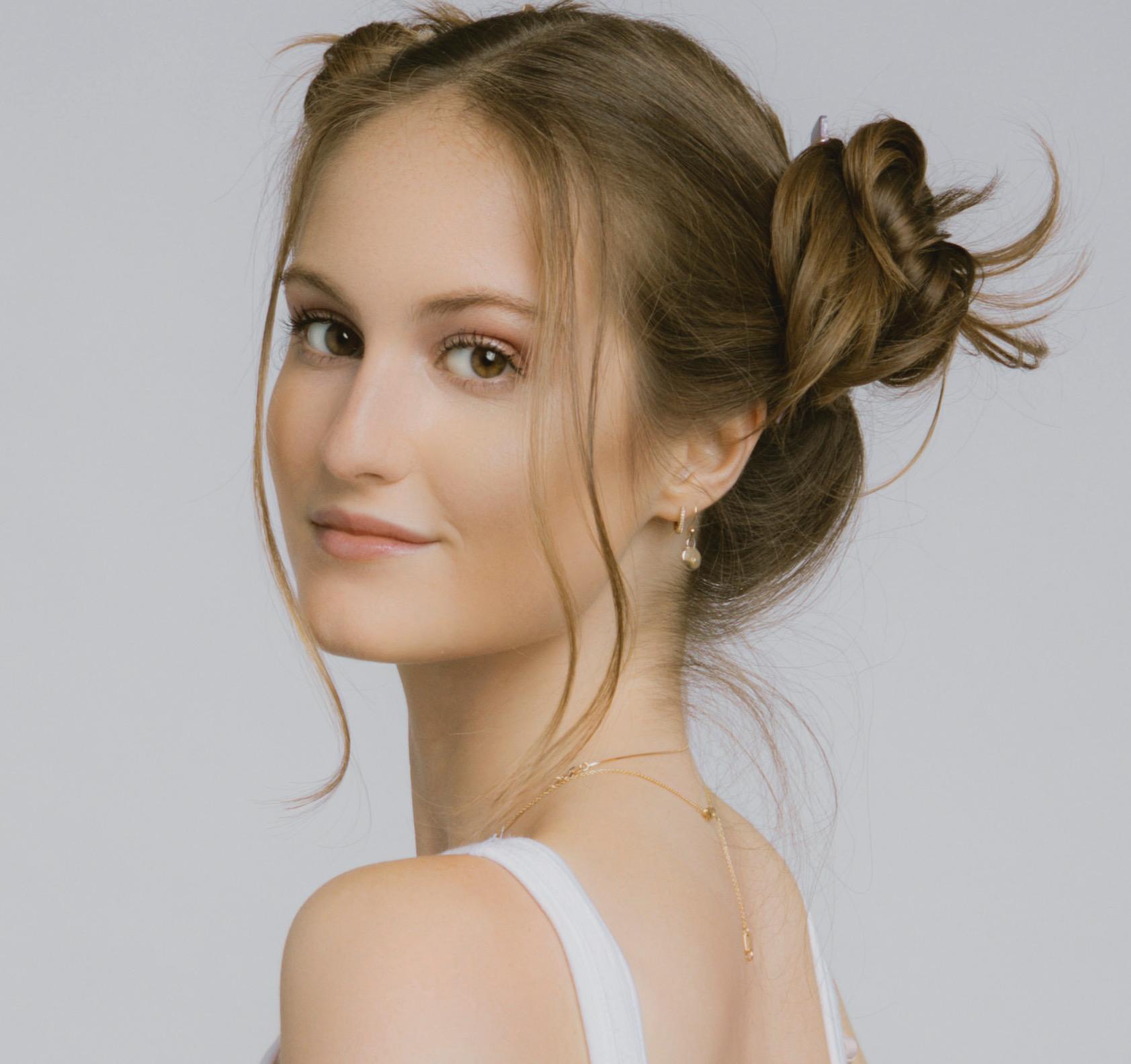 actor Olivia Healey large photo