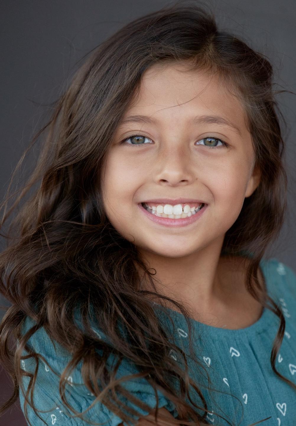 actor Olive Raine large photo