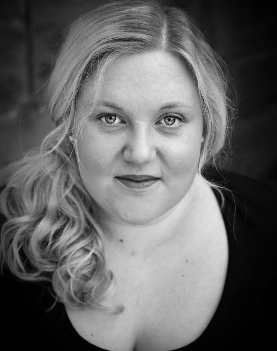 actor Caroline Deyga large photo