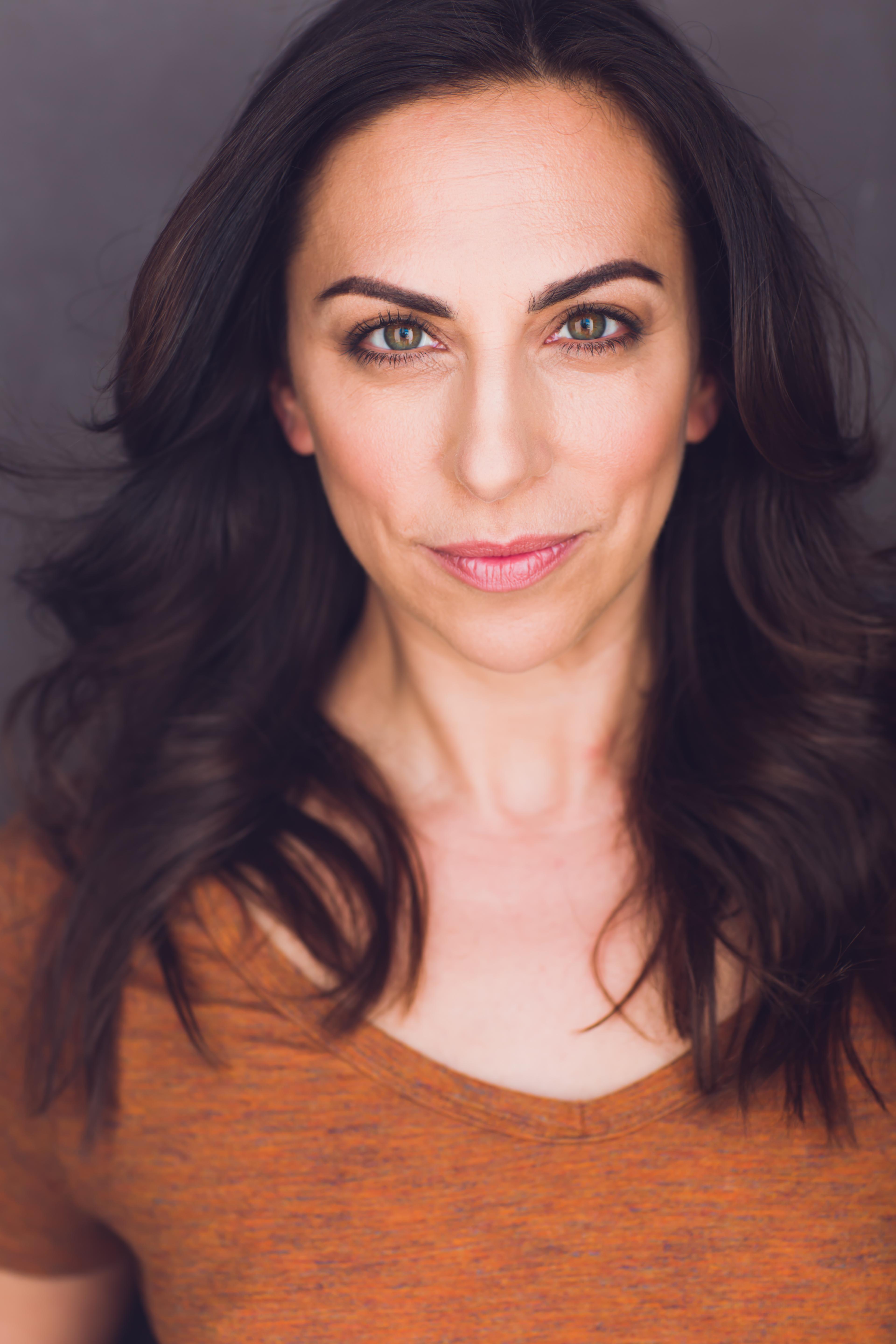 actor Sara Oliva large photo