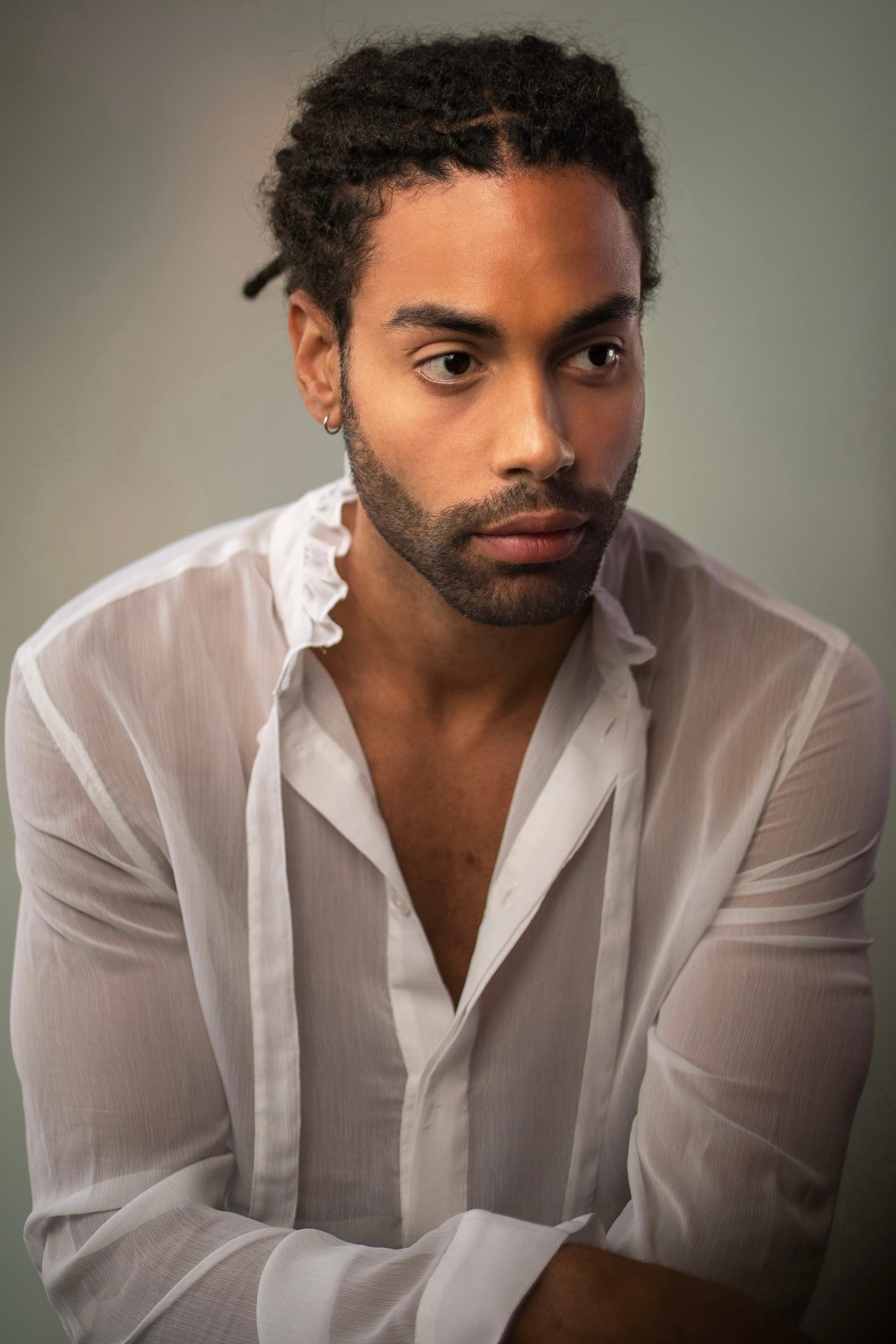 actor Oliver Wellington large photo