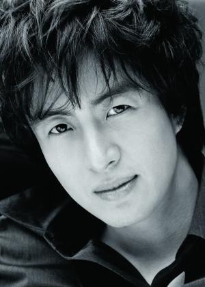 actor Yong-jun Bae large photo