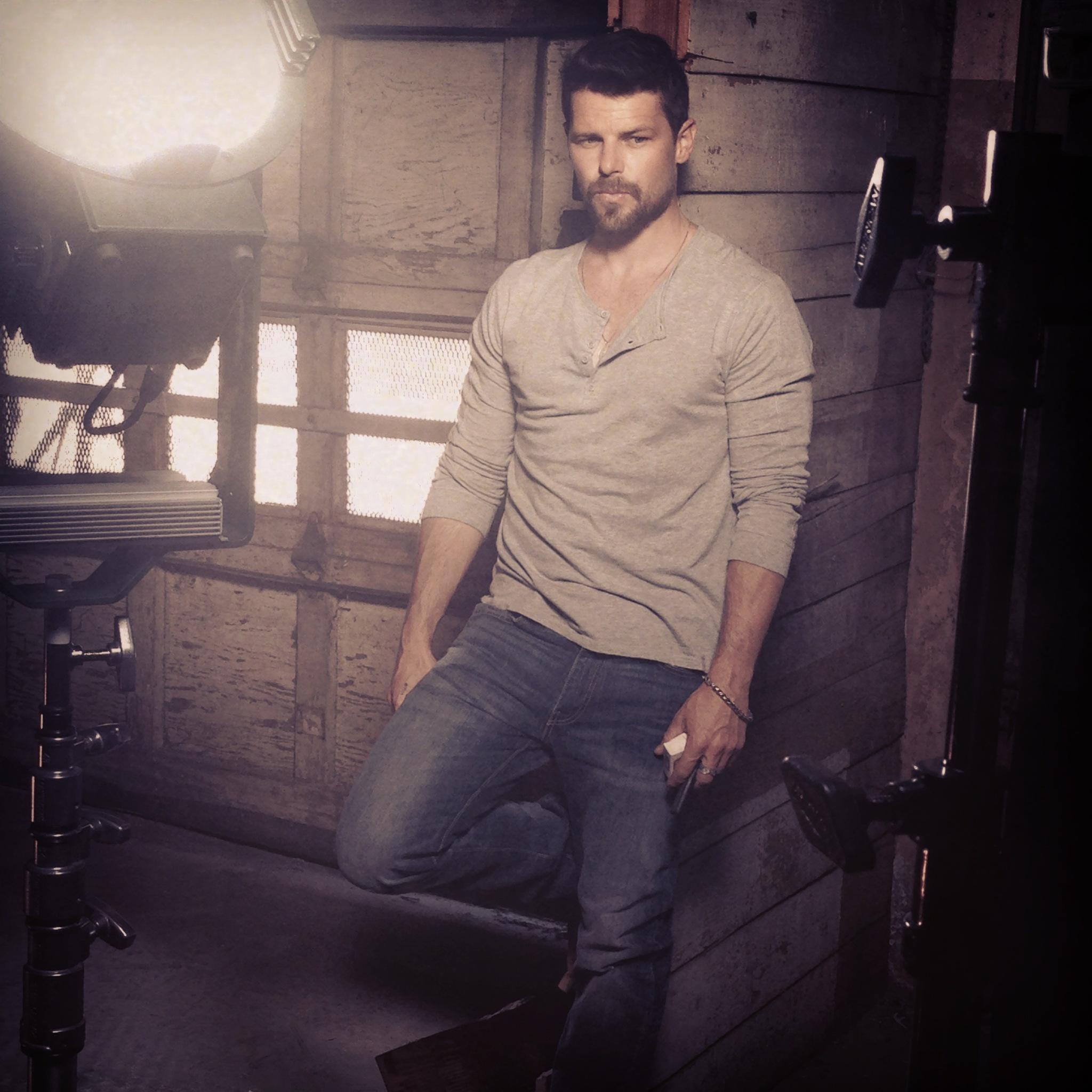 actor Nathan Phillips large photo