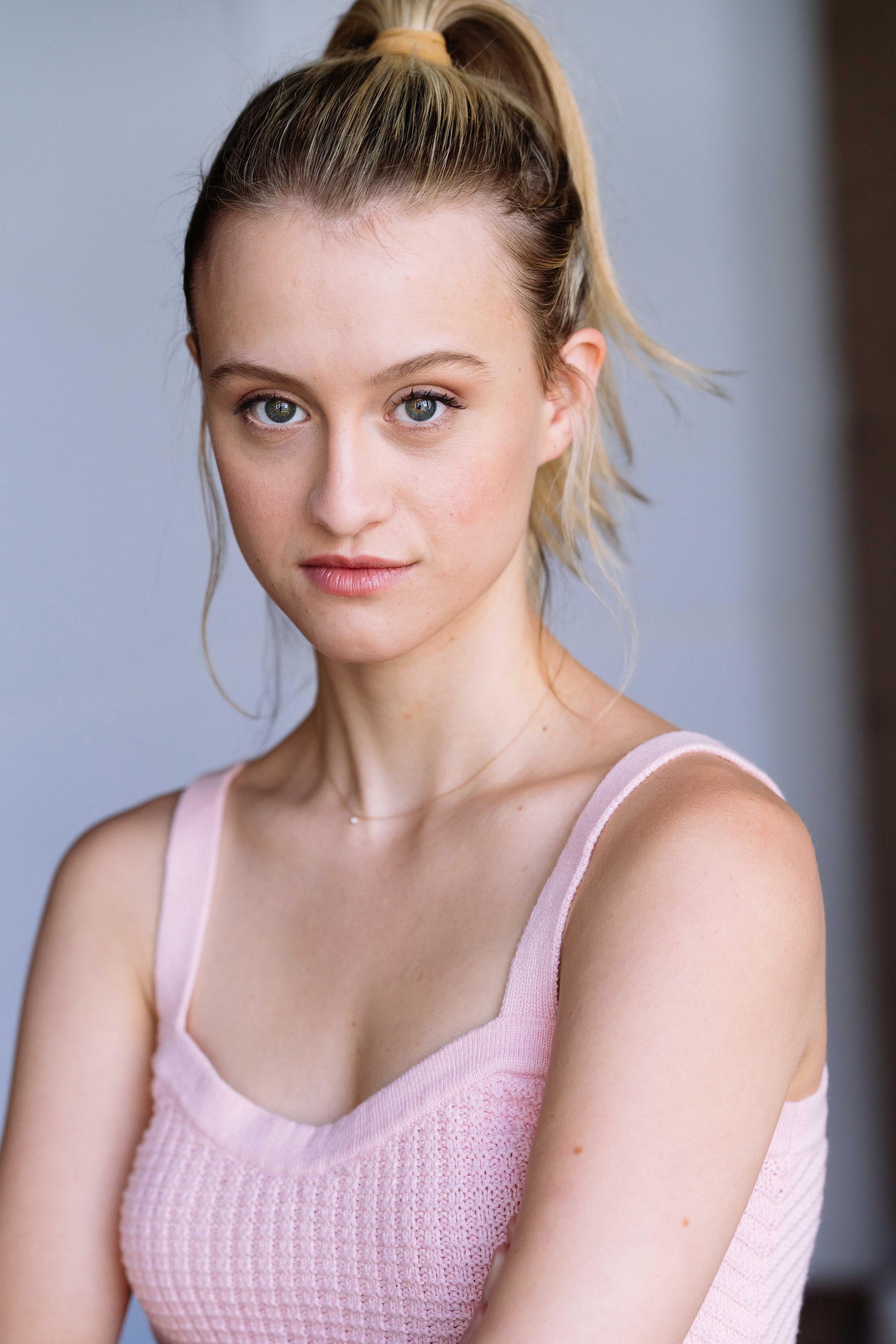 actor Emily Claire large photo