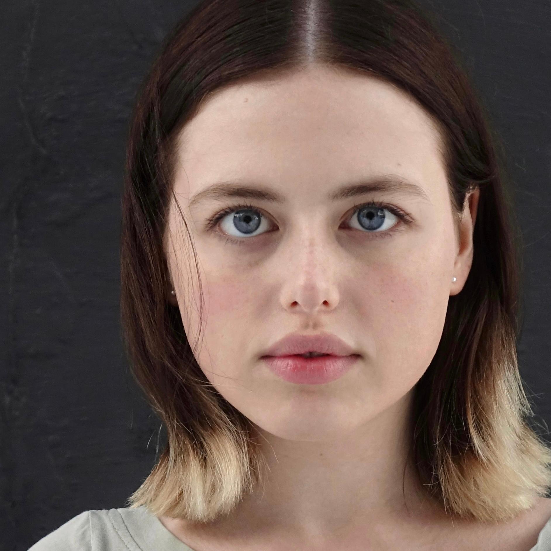 actor Zoe Winther-Hansen large photo