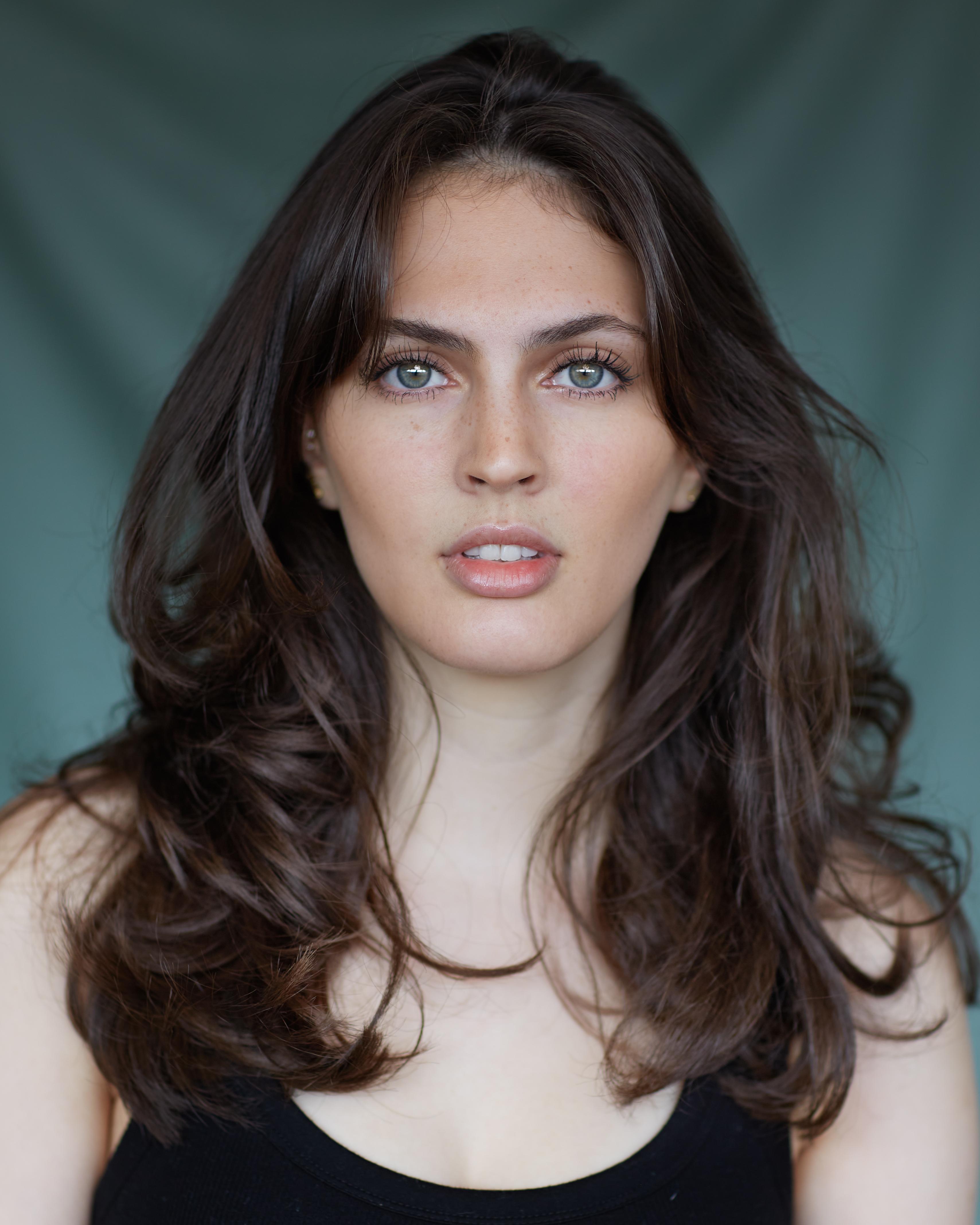 actor Chloe Karr large photo