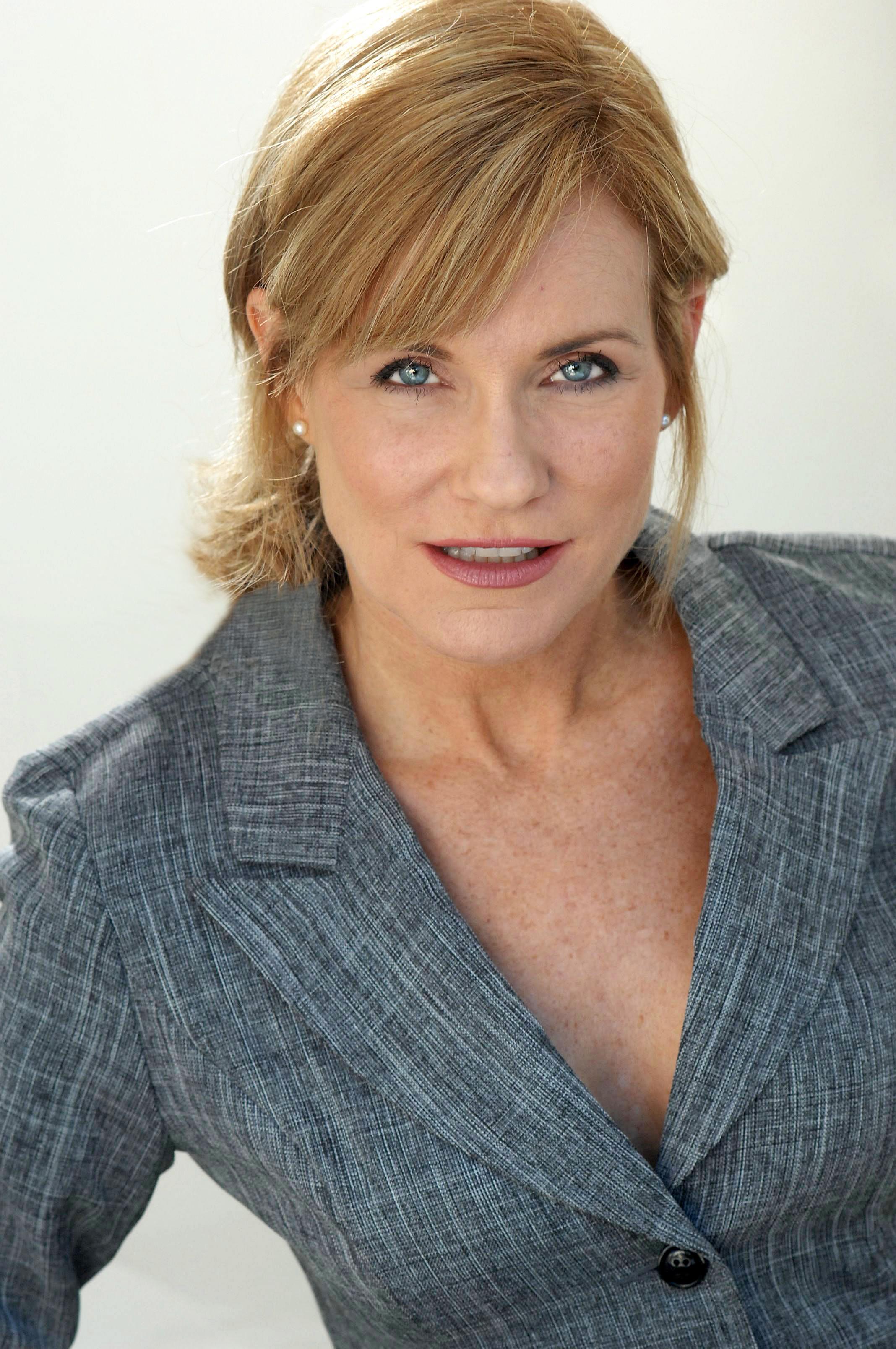 actor Kelly Ryan large photo