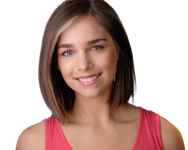 actor Emily Perry large photo