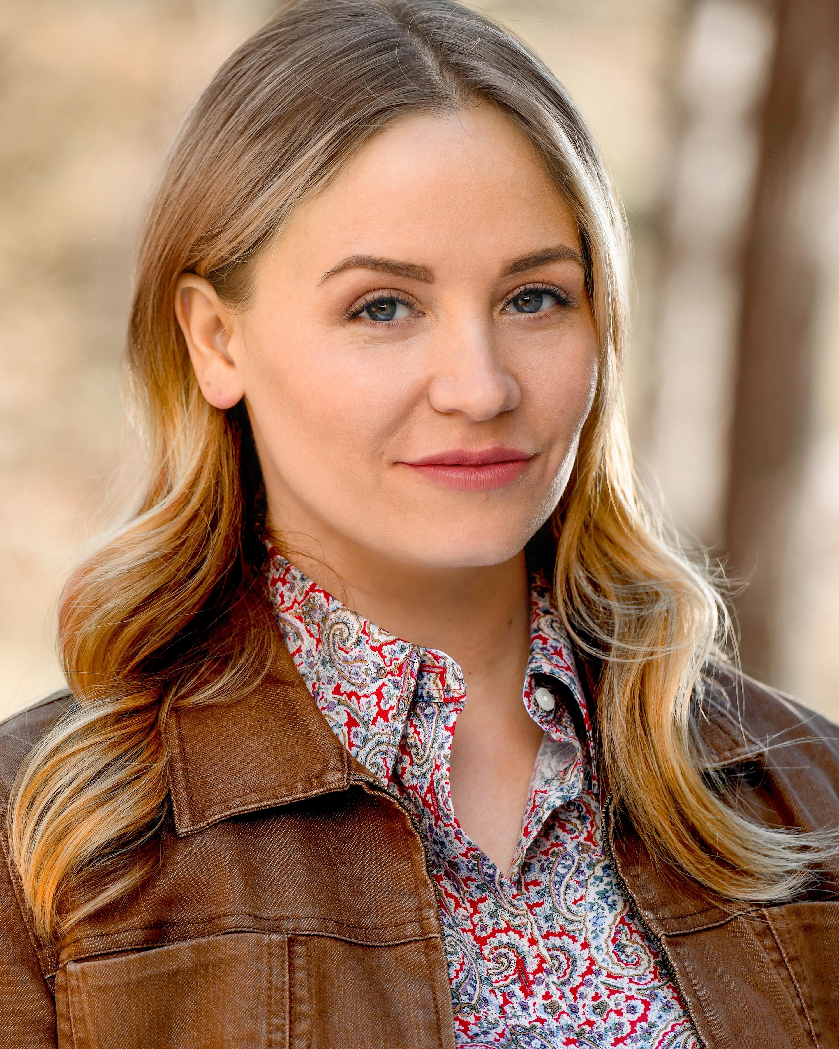 actor Brooke Lyons large photo