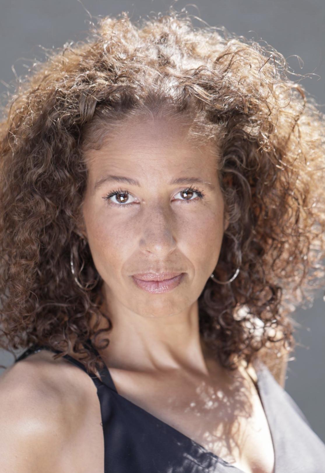 actor Mia Golden large photo