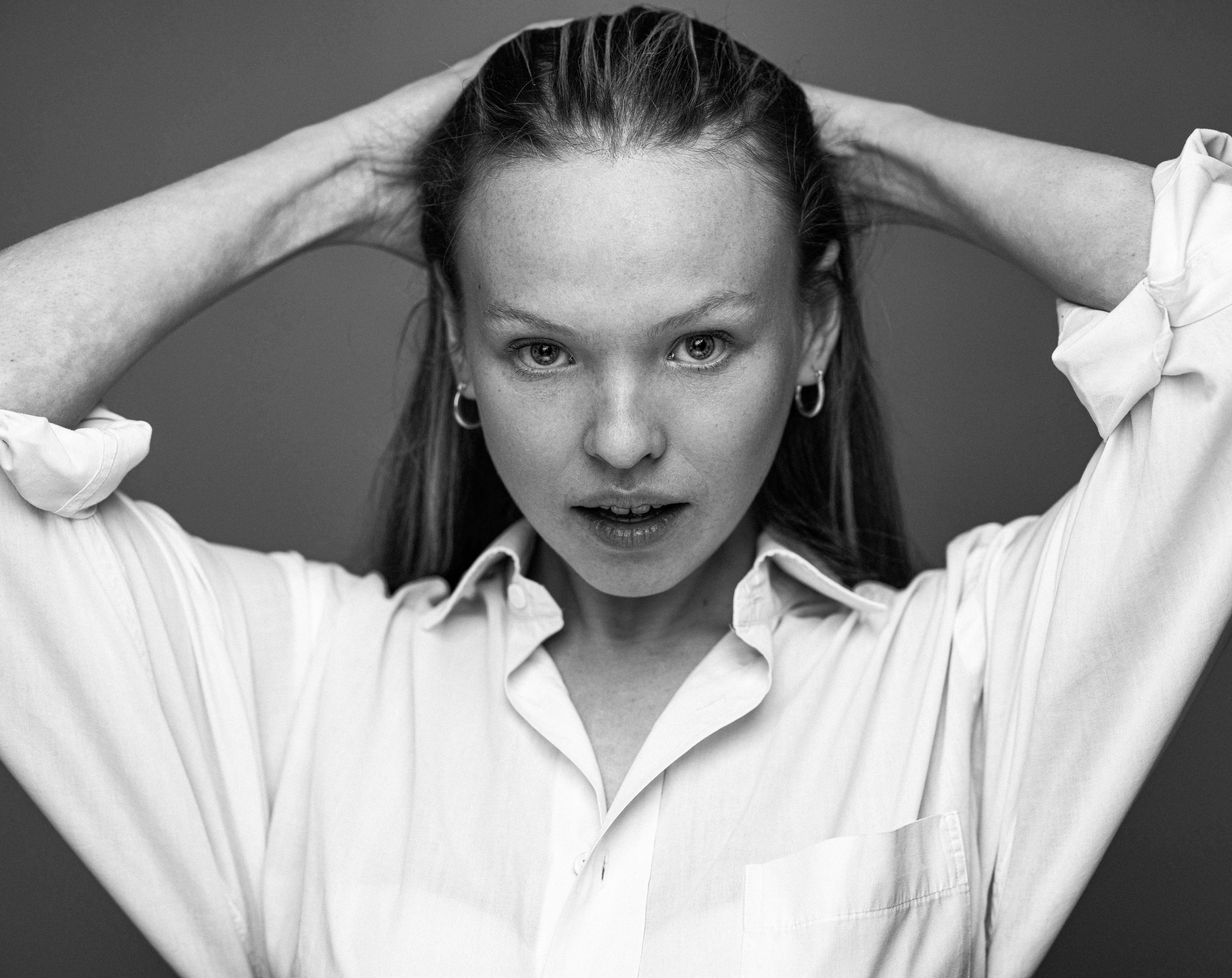 actor Laura Marcus large photo