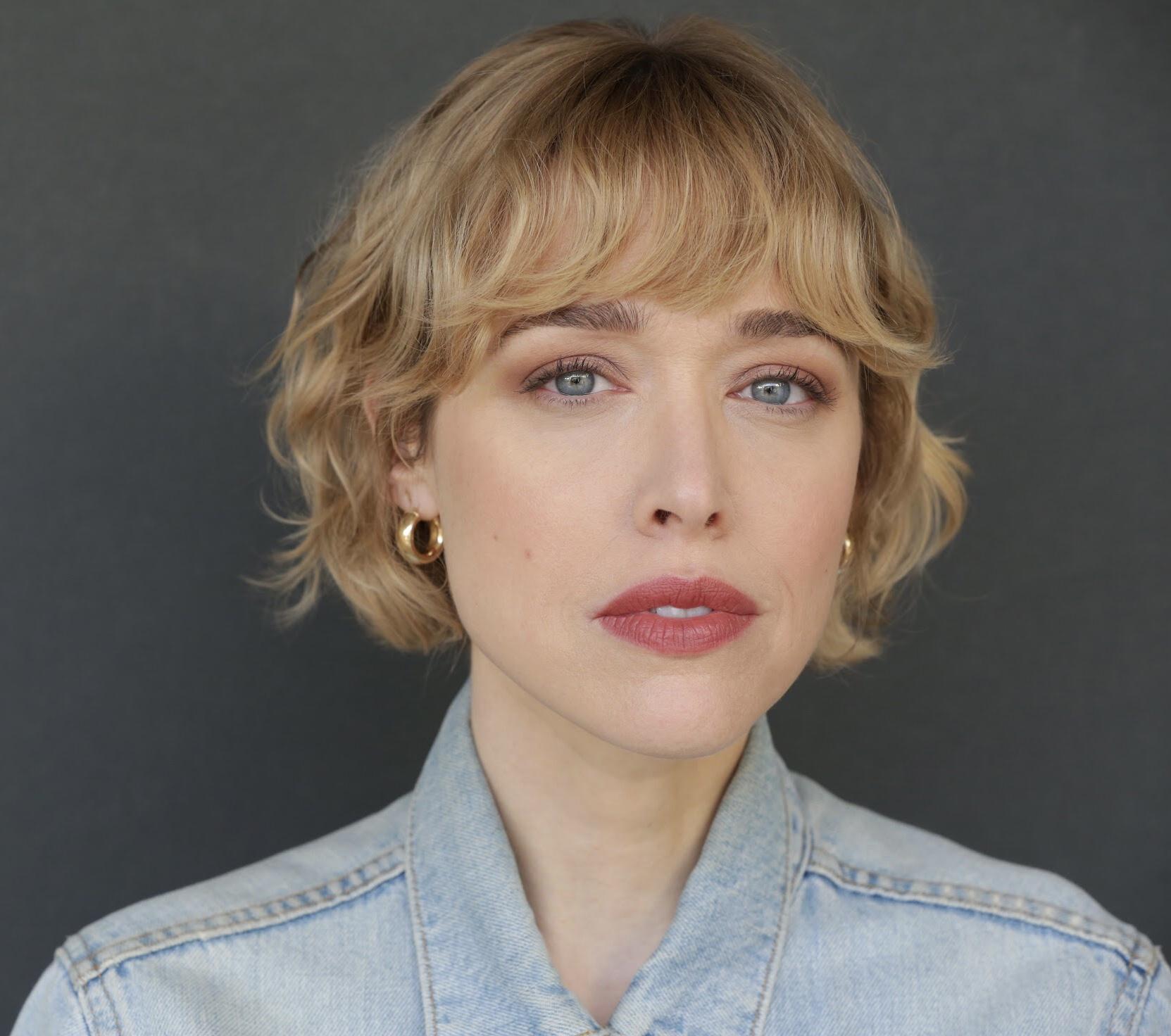 actor Carrie Barrett large photo