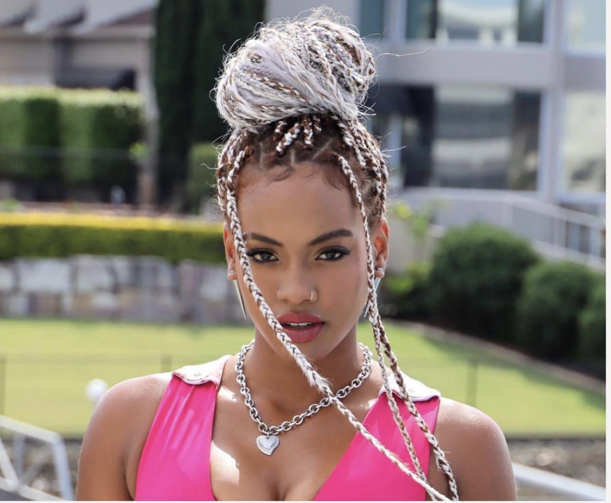 actor Josemily Royle large photo