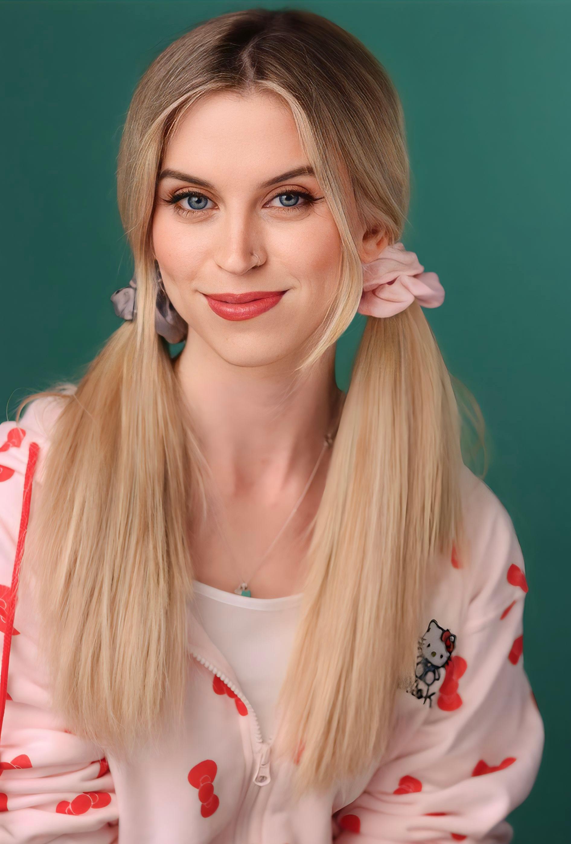 actor Holland Watkins large photo