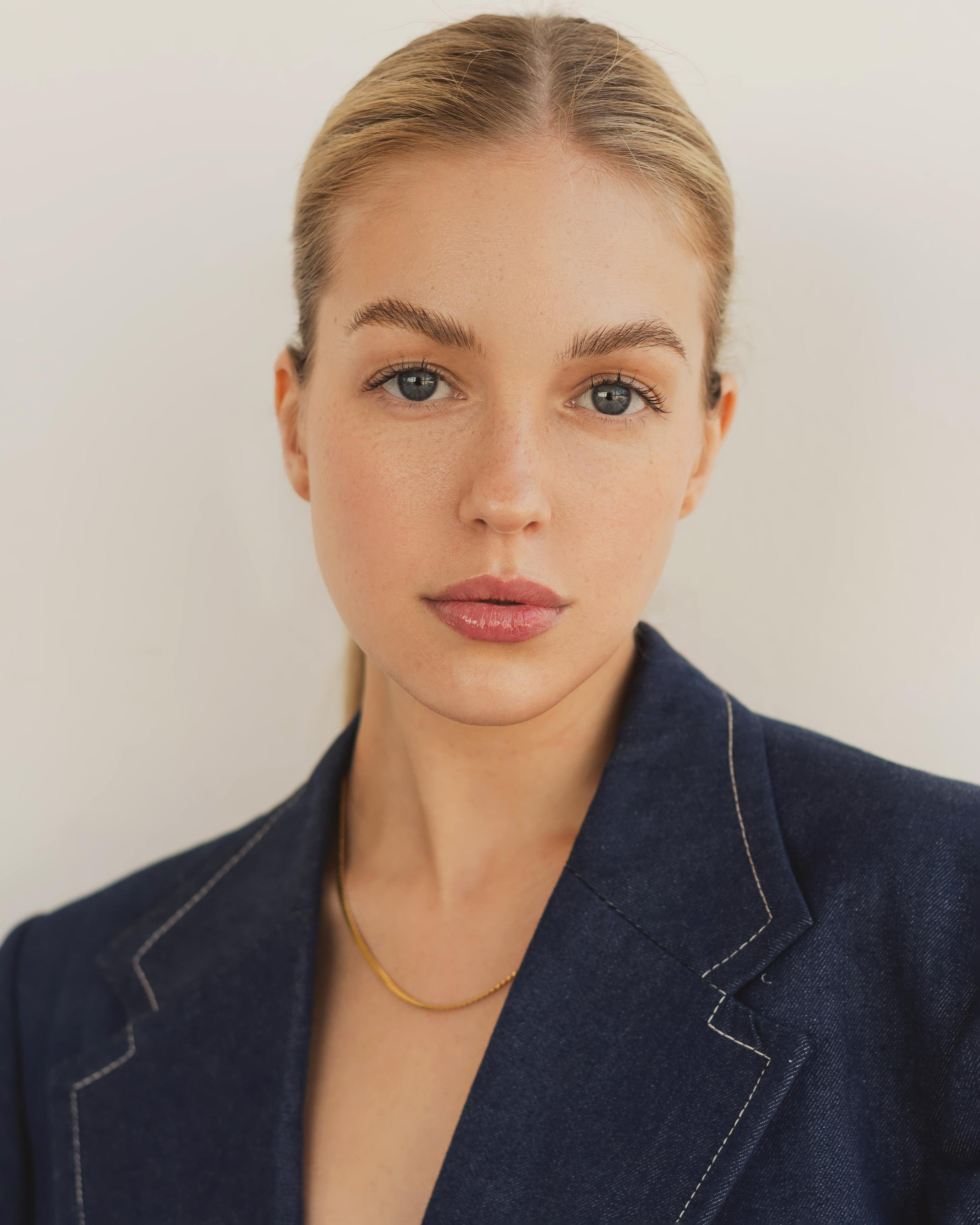 actor Gabby Thomas large photo