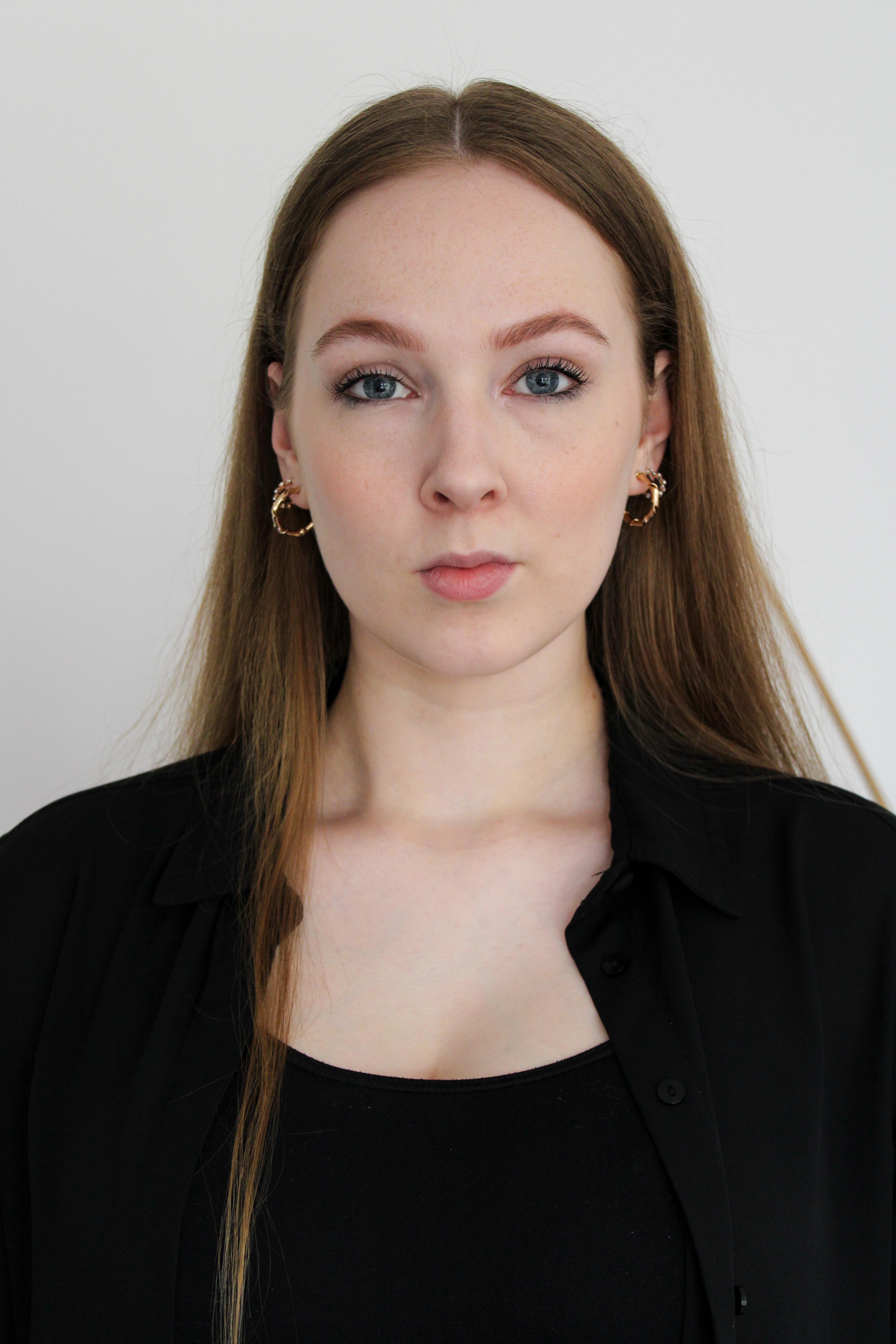 actor Stephanie Louise large photo