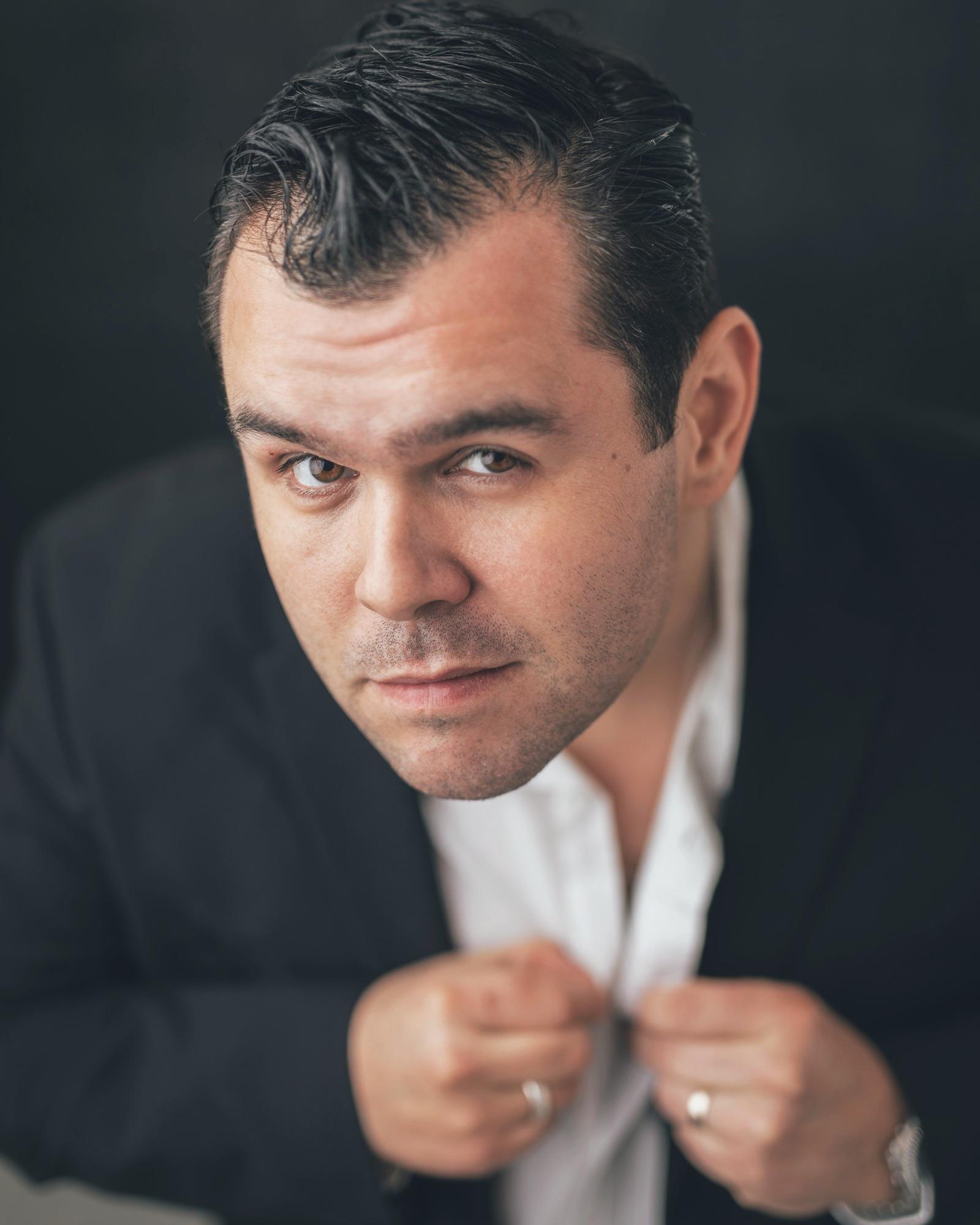 actor Chris Bell large photo