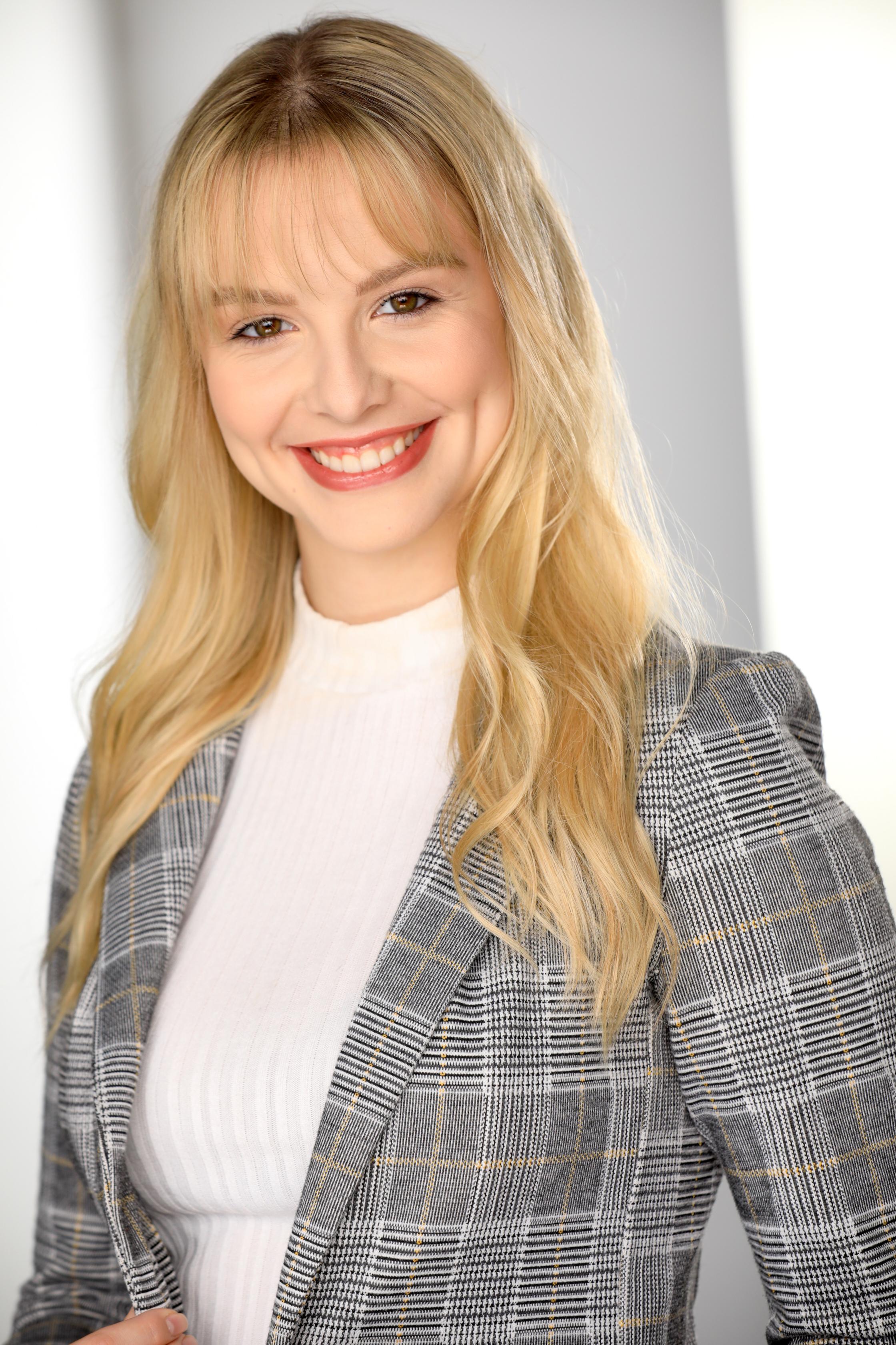 actor Danielle Halley large photo