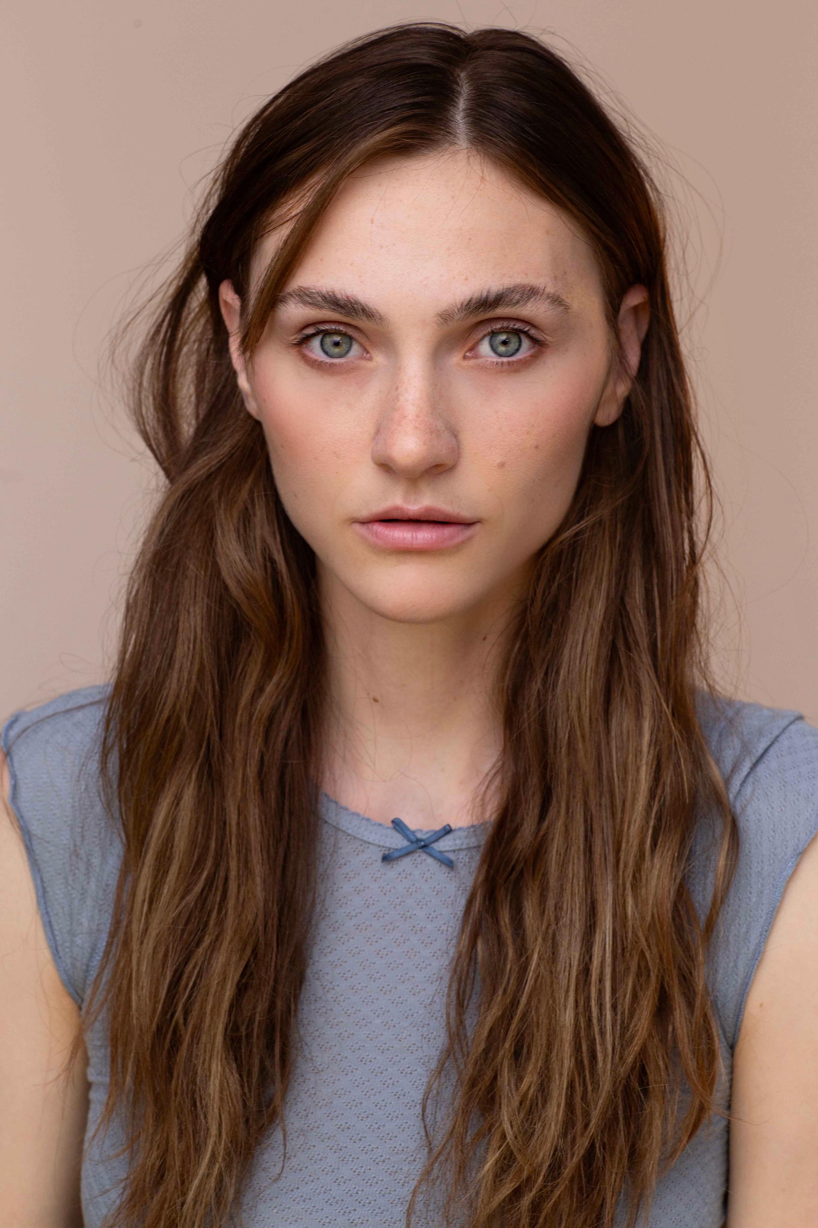 actor Emily Hall large photo