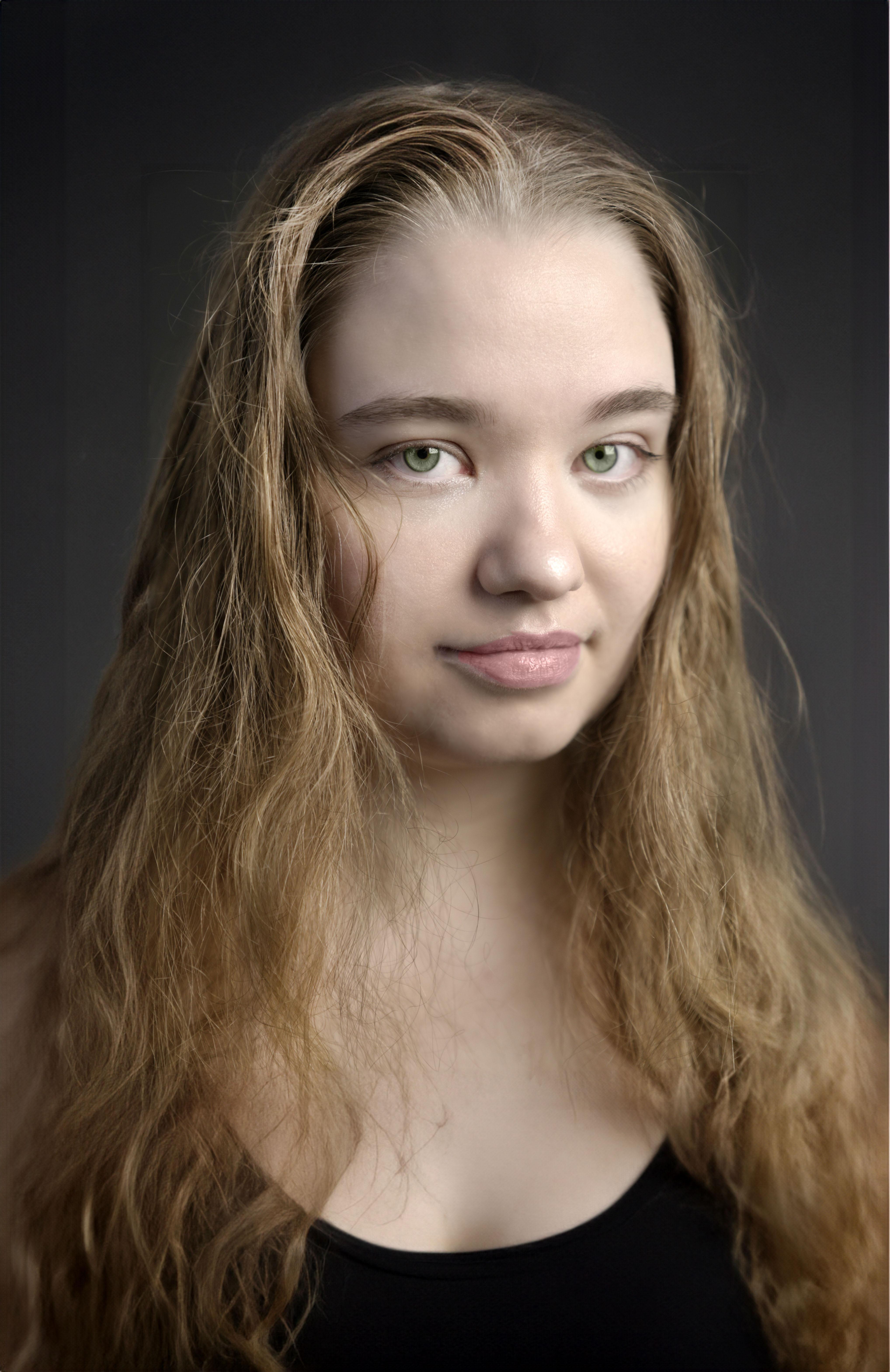 actor Courtney Rasmussen large photo