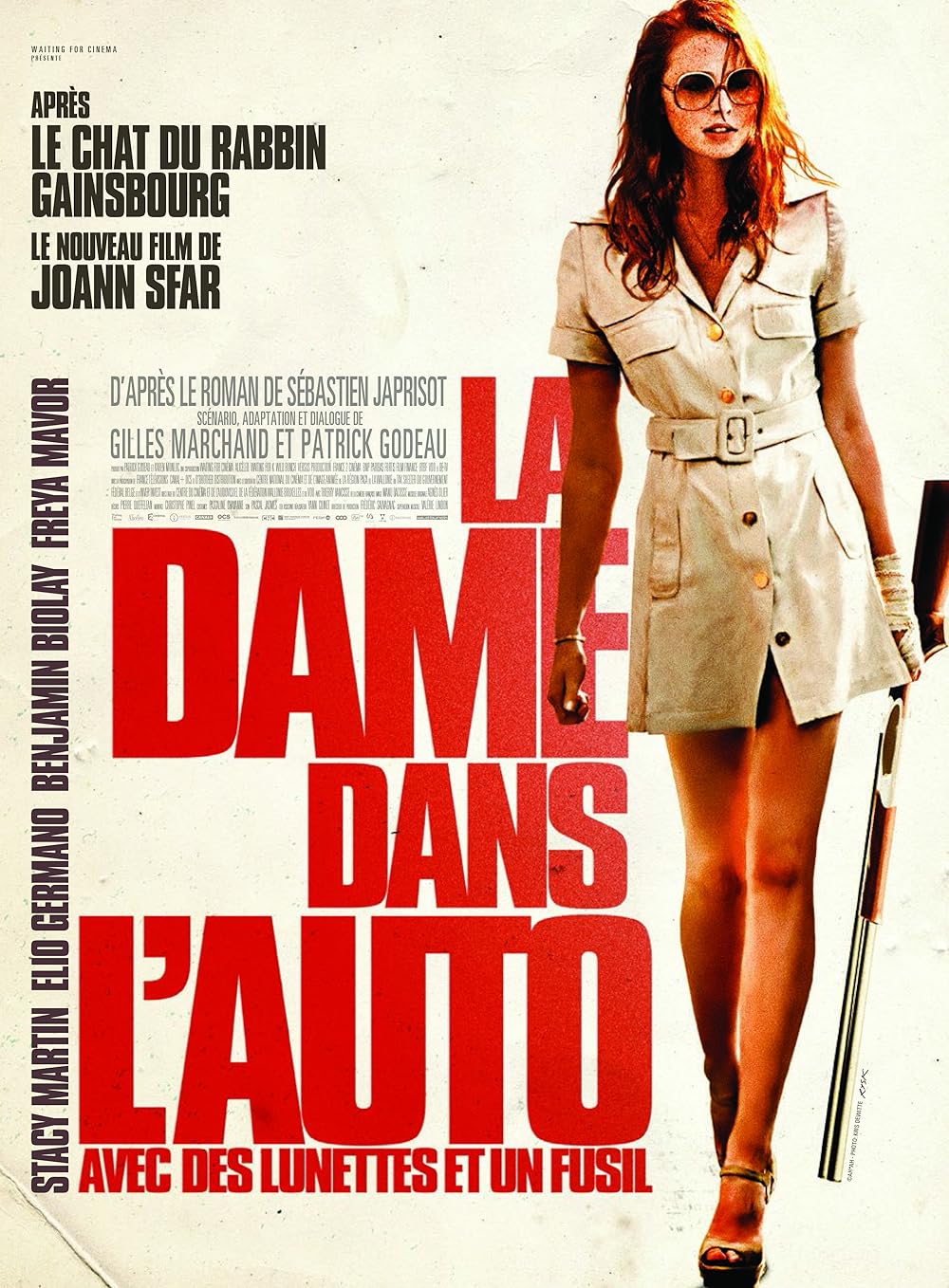 La dame dans l'auto avec des lunettes et un fusil background
