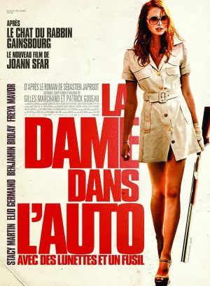 La dame dans l'auto avec des lunettes et un fusil