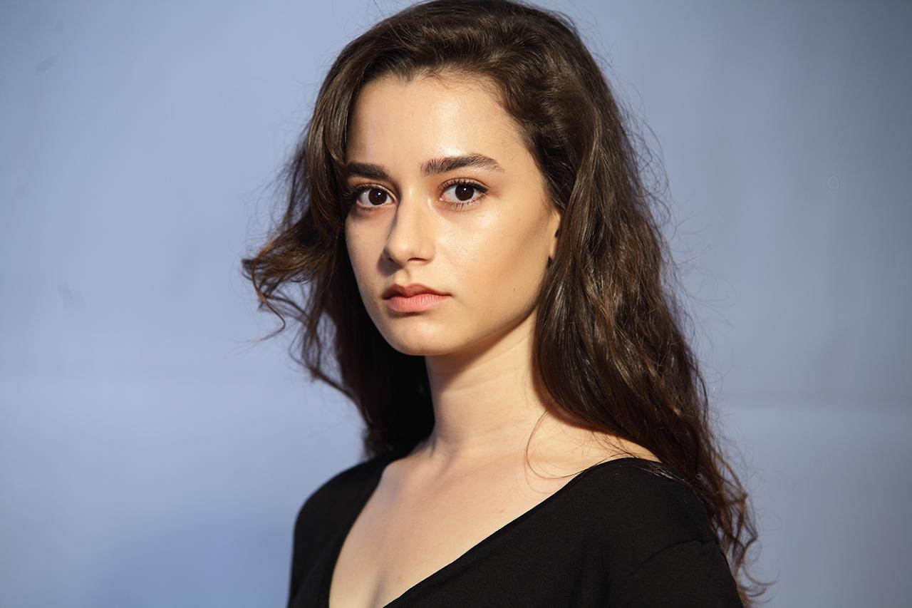 actor Ece Yasar large photo