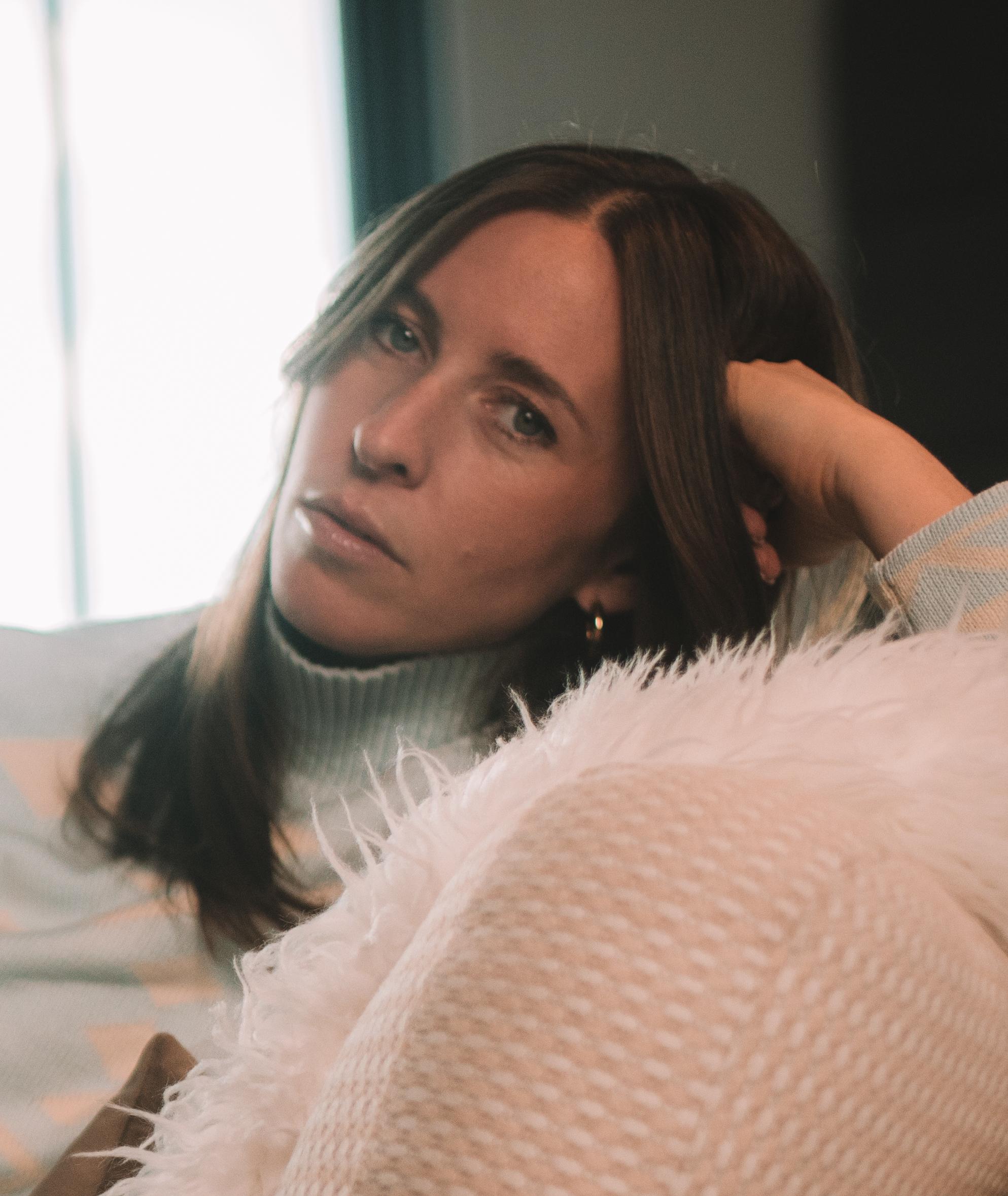 actor Katie Burrell large photo