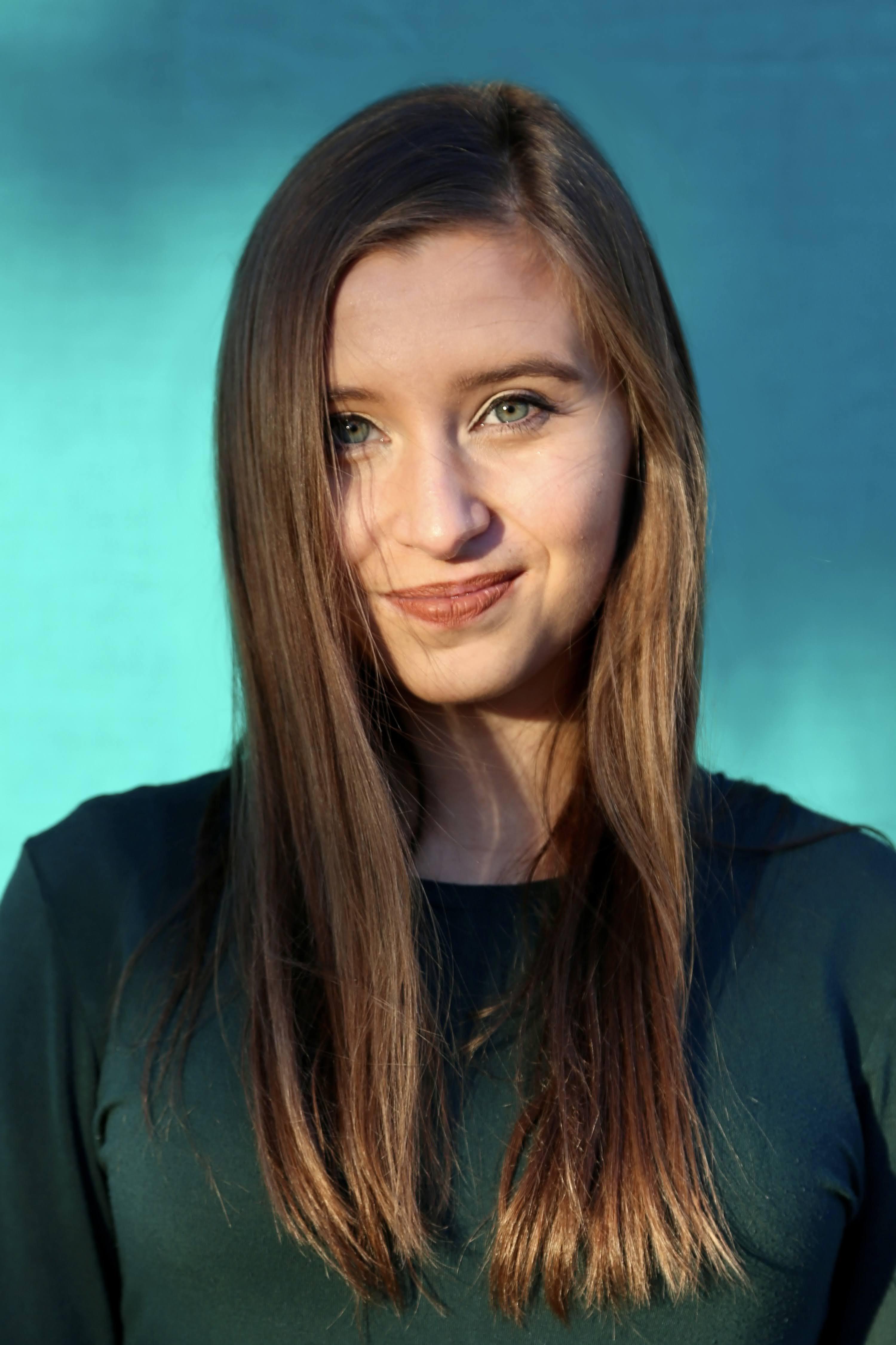 actor Emma Andreasen Moore large photo