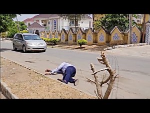 Comment La Femme Riche A Vu Et Aidé Lhomme Qui Dormait Au Bord De La Route|Films Africain 5 Étoiles
