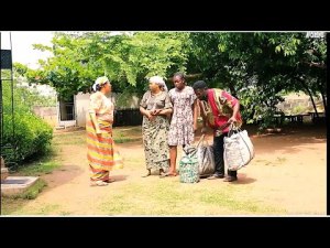 Comment Ma Mère Ma Jeté Moi Et Ma Famille Hors De La Maison Je Lai Aidé À Construire/Film Nigérian