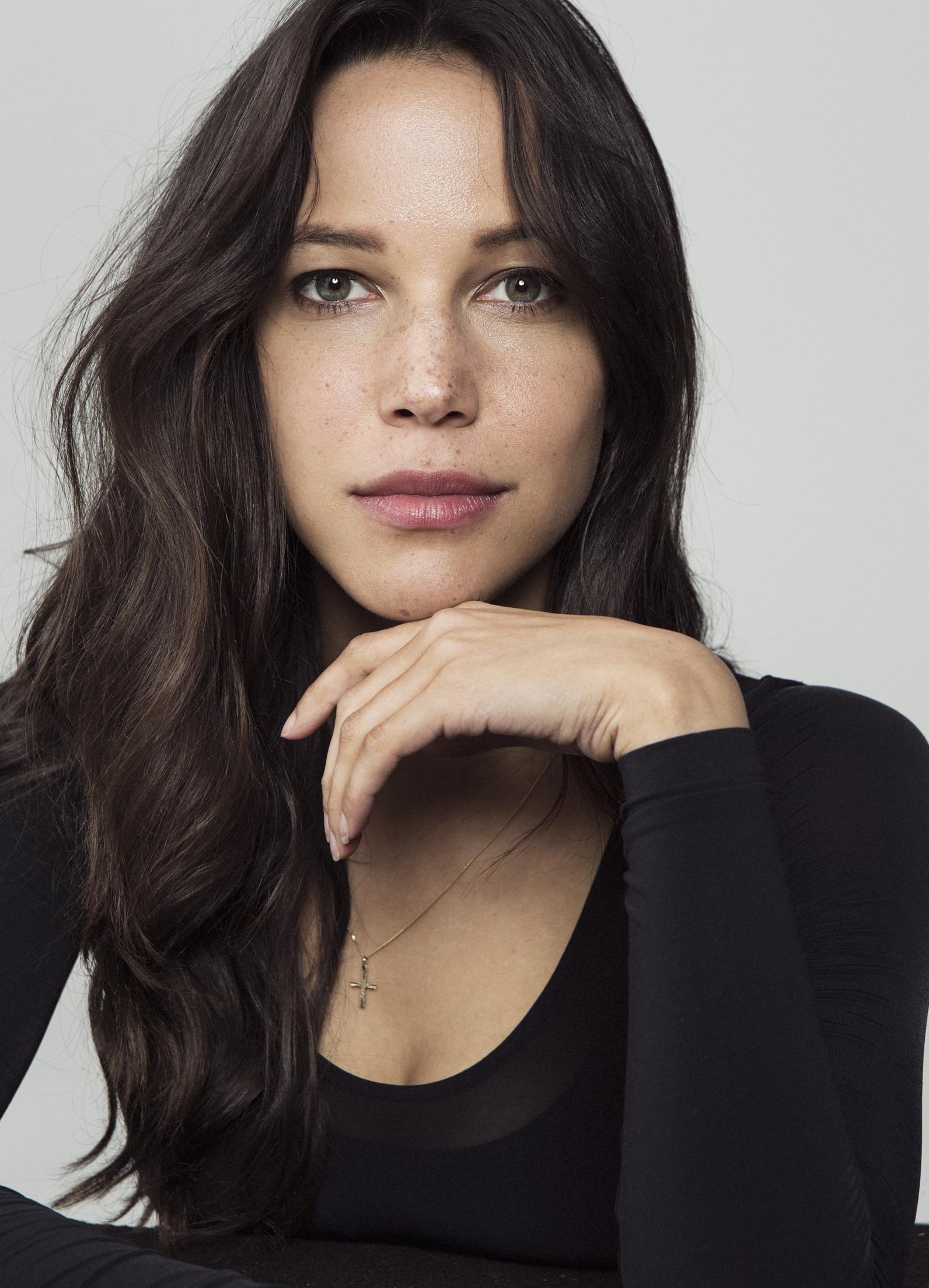 actor Caroline Ford large photo