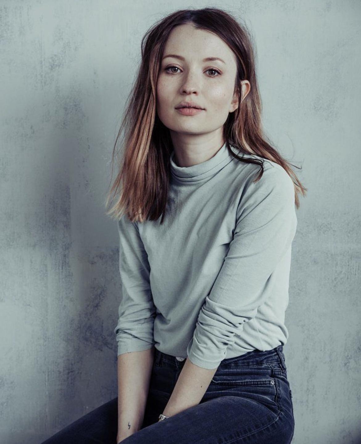 actor Emily Browning large photo