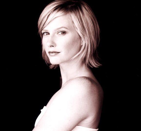 actor Emily Holmes large photo