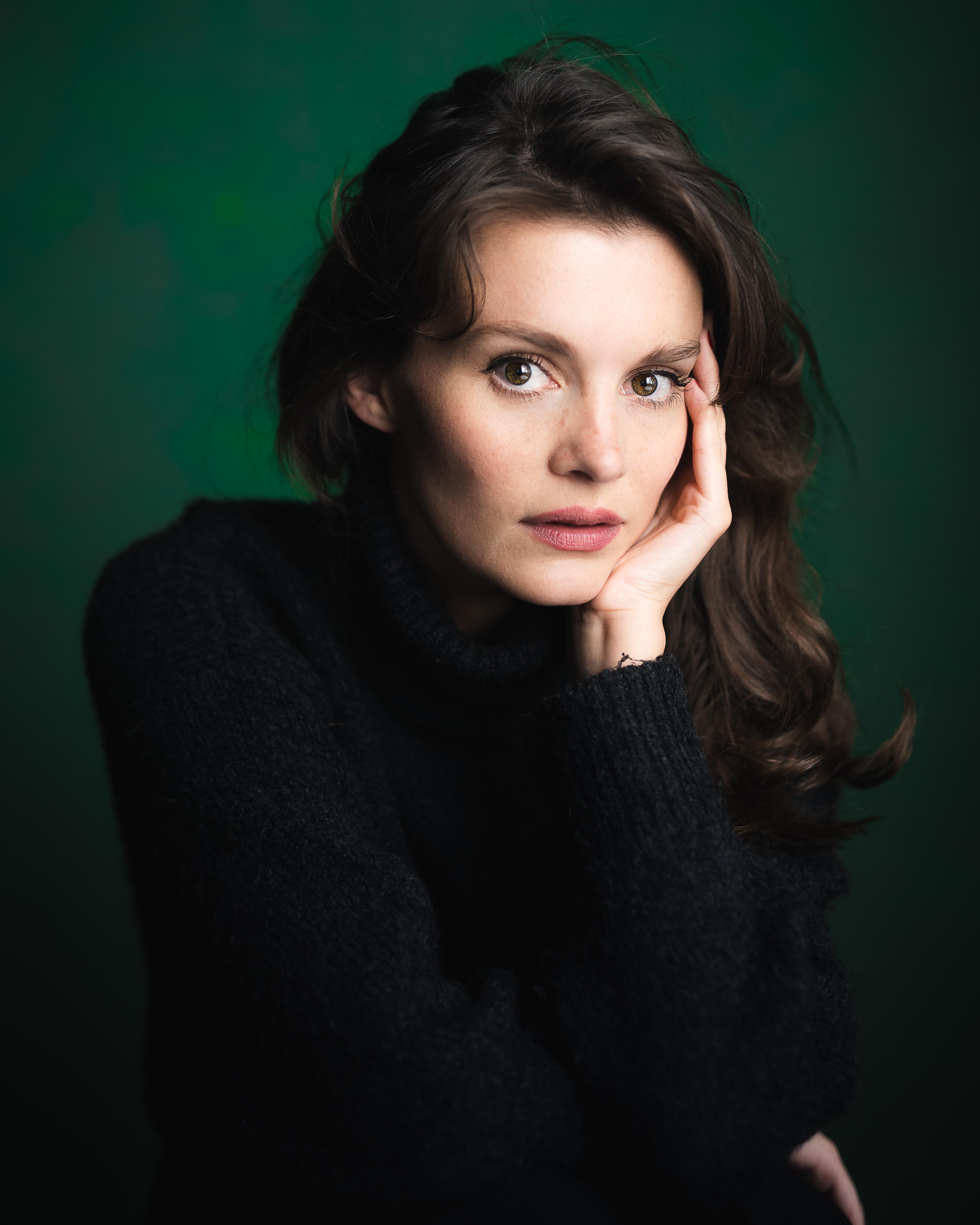 actor Emily Barber large photo