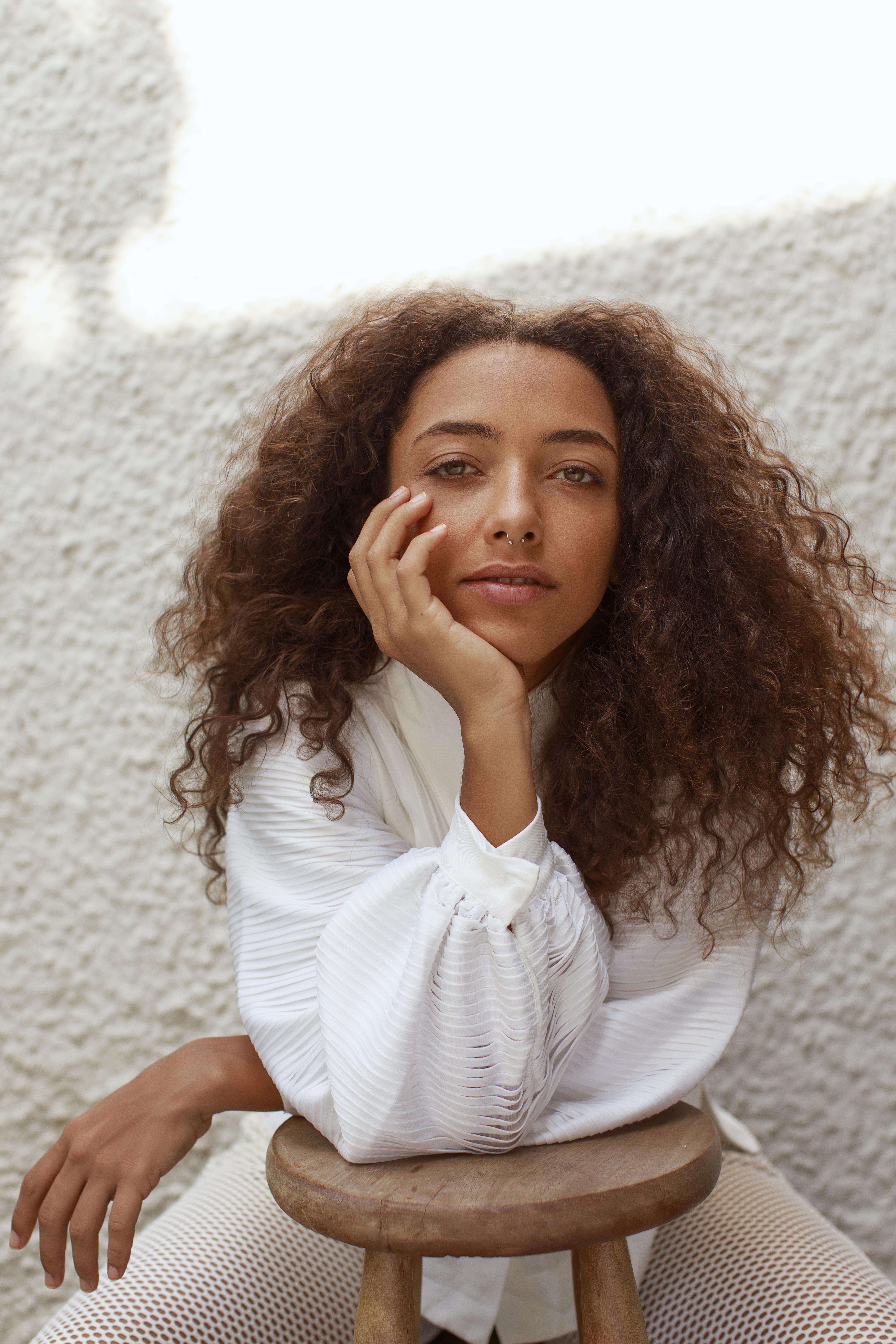 actor Alice Carvalho large photo